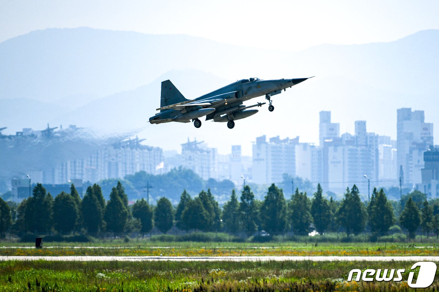 본문 이미지 - 광주 군공항에서 전투기가 이륙하고 있다.&#40;공군1전비 제공&#41;2020.6.24/뉴스1 ⓒ News1