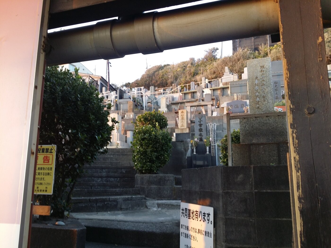 본문 이미지 - '가마쿠라 코코마에'역 승강장 출입문과 연결된 공동묘지 모습. 조성관 작가