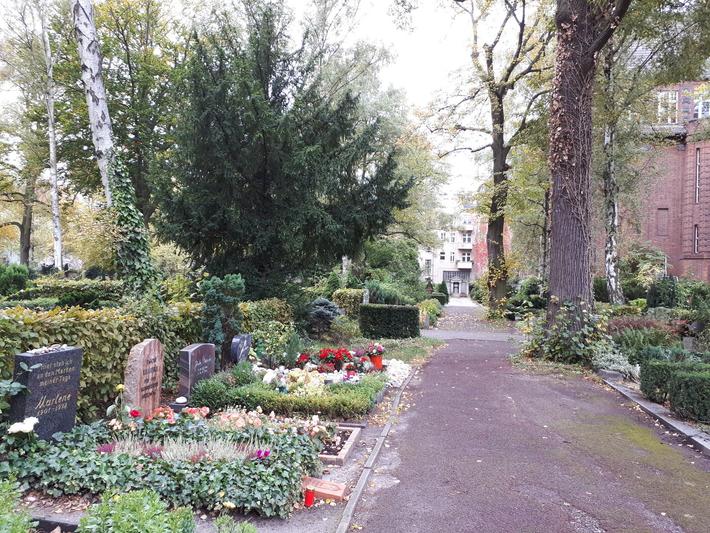 본문 이미지 - 마를렌 묘지(왼쪽)에서 본 묘지와 초등학교. 조성관 작가