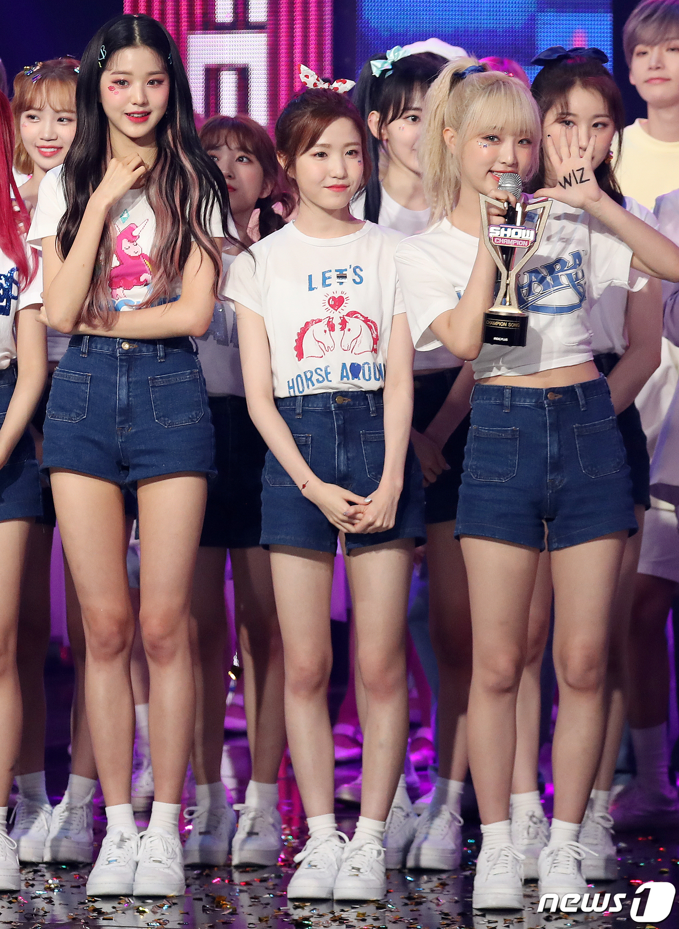 (고양=뉴스1) 김진환 기자 = 걸그룹 아이즈원의 장원영(왼쪽부터), 혼다, 최예나가 24일 오후 경기도 고양시 일산 MBC드림센터에서 열린 MBC '쇼챔피언'에 출연해 1위가 확 …