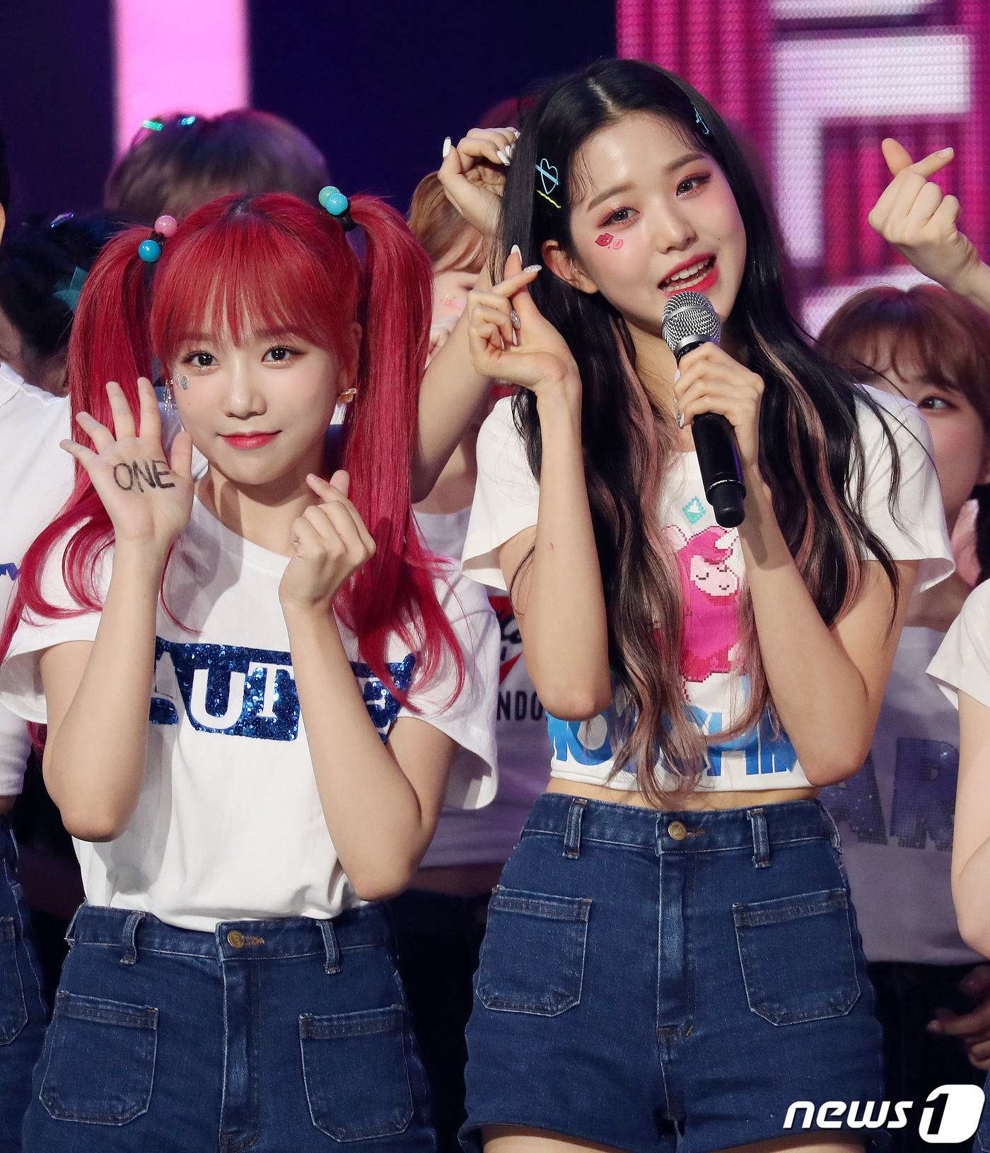 (고양=뉴스1) 김진환 기자 = 걸그룹 아이즈원의 조유리와 장원영(오른쪽)이 24일 오후 경기도 고양시 일산 MBC드림센터에서 열린 MBC '쇼챔피언'에 출연해 1위에 등극한 후 …