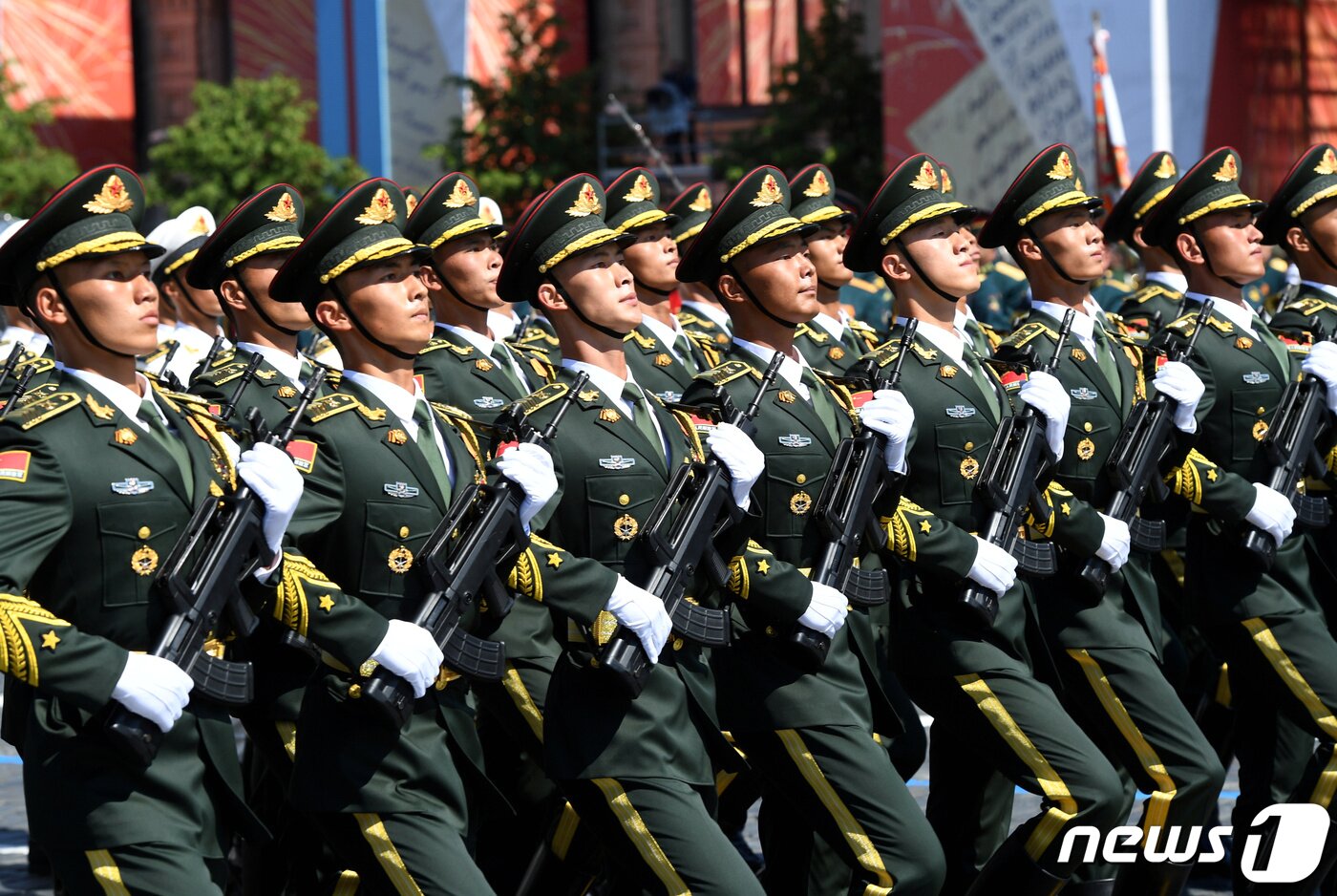 본문 이미지 - 러시아의 제2차 세계대전 승전 제75주년 기념 군사 퍼레이드에 우정 출연한 중국 인민해방군 ⓒ 로이터=뉴스1