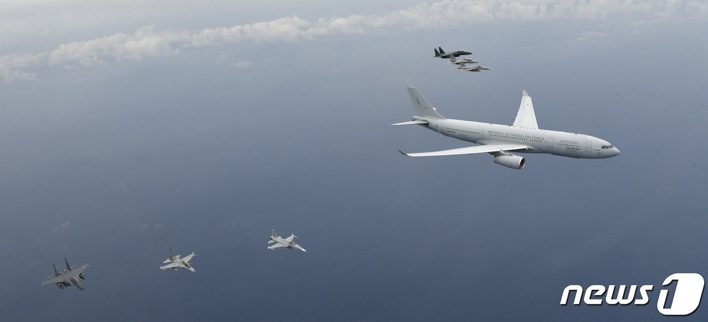 본문 이미지 - 미국 하와이 진주만-히캄 합동기지(JBPHH)에서 출발해 6·25전쟁 국군 전사자 유해를 모신 KC-330 공중급유기 시그너스가 24일 오후 한국방공식별구역(KADIZ)에 진입해 공군 전투기 6대의 엄호 비행을 받고 있다. (국방부 제공) 2020.6.24/뉴스1