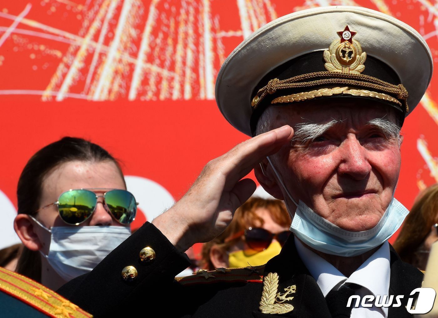 본문 이미지 - 제2차 세계대전 러시아 참전용사의 경례 ⓒ AFP=뉴스1