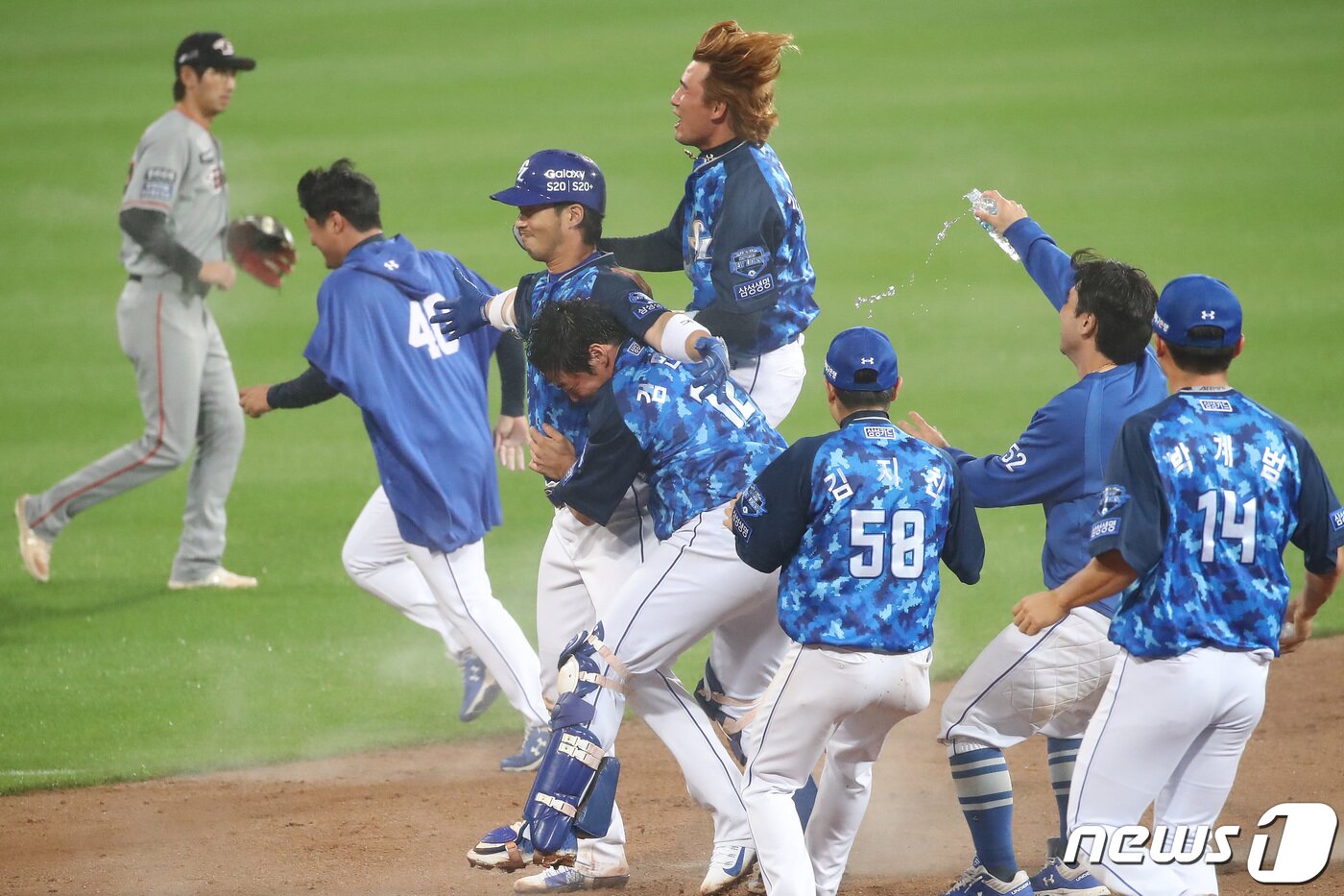 본문 이미지 - 24일 오후 대구삼성라이온즈파크에서 열린 프로야구 '2020 신한은행 SOL KBO리그' 삼성 라이온즈와 한화 이글스의 경기에서 점수는 2-2, 9회말 동점 2사 만루 상황에서 삼성 5번타자 이학주가 끝내기 적시타를 때린 뒤 동료들의 축하를 받으며 기뻐하고 있다. 삼성이 3-2 역전승. 2020.6.24/뉴스1 ⓒ News1 공정식 기자