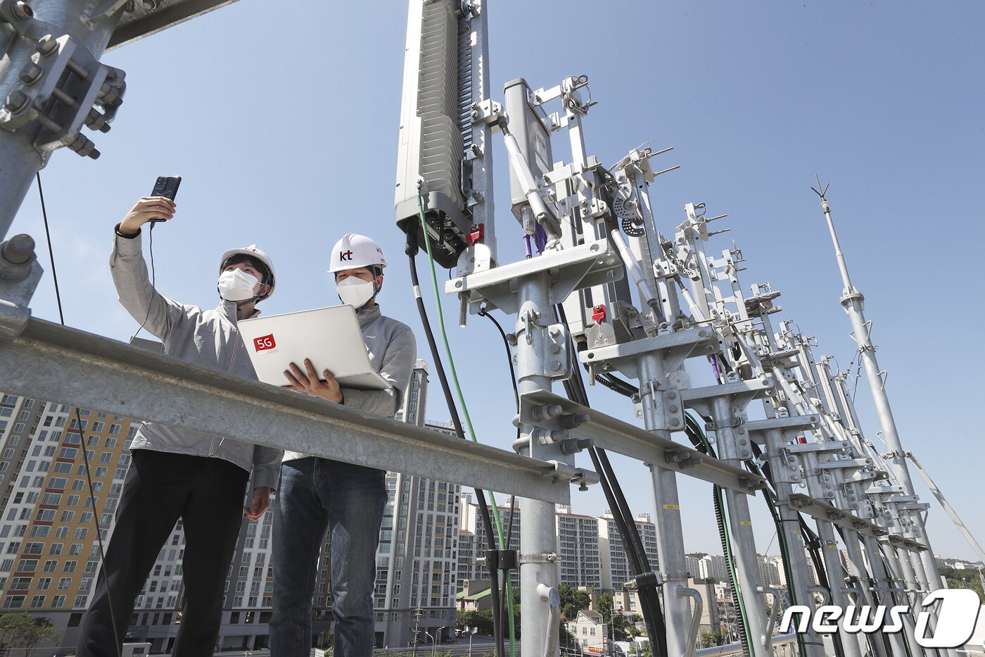 본문 이미지 - KT가 경기도 파주산업단지의 상용망에 5G 단독모드&#40;SA&#41; 네트워크를 구축한 모습. &#40;KT 제공&#41; 2020.6.25/뉴스1