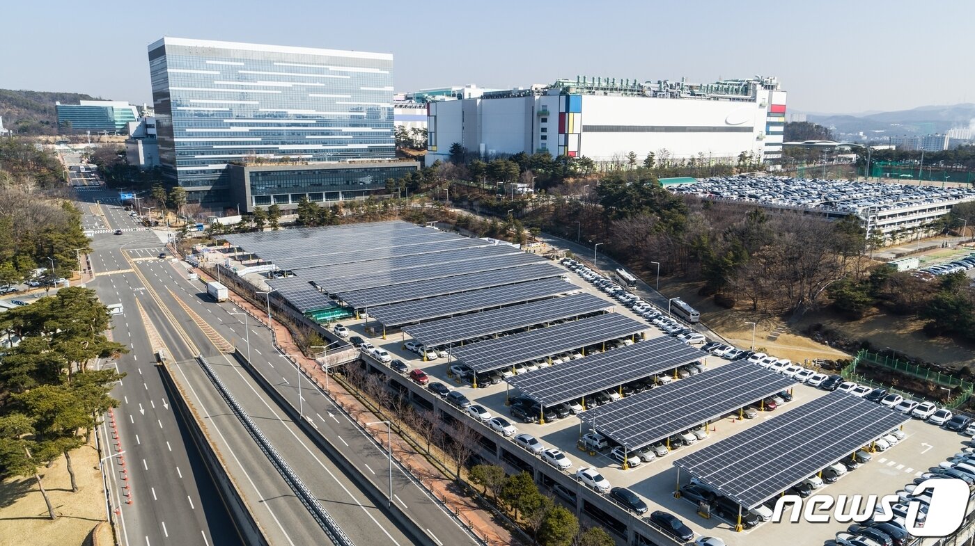 본문 이미지 - 기흥캠퍼스 주차타워에 설치된 총 3600장, 1500KW 규모의 태양광 발전 시설(삼성전자 제공)2020.06.25/뉴스1 ⓒ 뉴스1