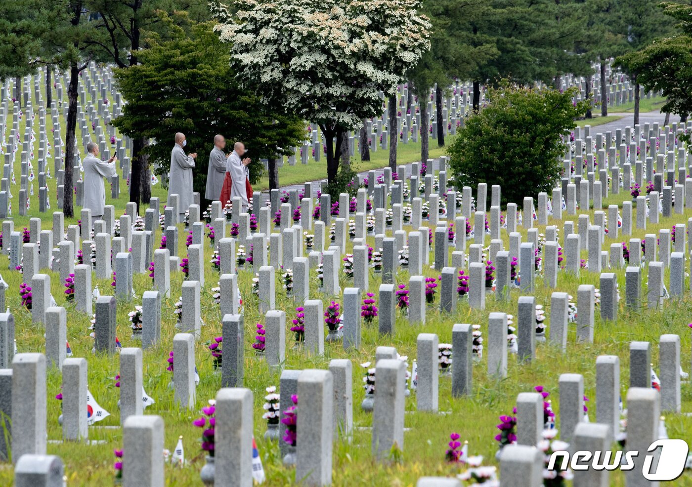 본문 이미지 - 6·25전쟁 70주년을 맞은 25일 오전 서울 동작구 국립서울현충원 6·25전쟁 참전자 묘역을 찾은 스님들이 기도를 하고 있다. 2020.6.25/뉴스1 ⓒ News1 이재명 기자