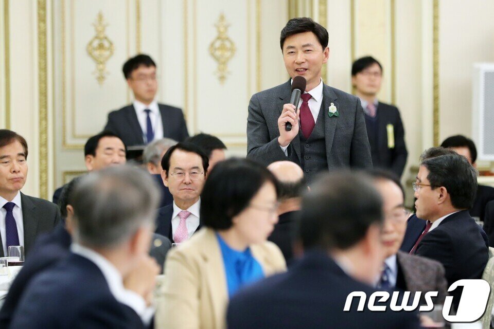 본문 이미지 - 청와대 전국시장군수 오찬에서 대표 발언을 하고 있는 김철우 군수.(보성군 제공) /뉴스1