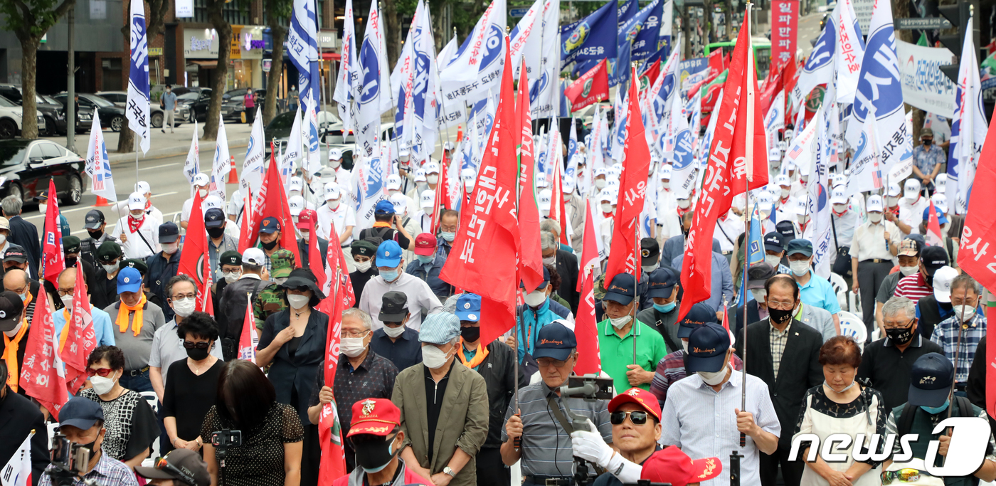 (서울=뉴스1) 김명섭 기자 = 전국구국동지연합회 회원들이 25일 서울 서초구에서 열린 6.25 70주년 안보결의 집회에서 호국영령에 대한 묵념을 하고 있다. 2020.6.25/뉴 …