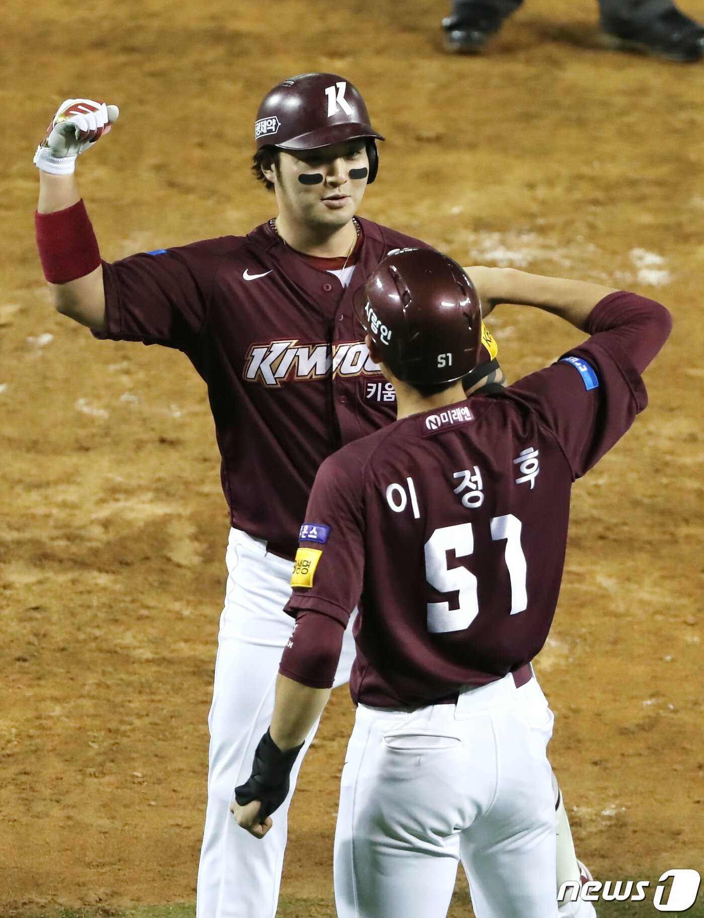 본문 이미지 - 25일 오후 서울 송파구 잠실야구장에서 열린 '2020 프로야구 신한은행 SOL KBO리그' 키움 히어로즈와 LG 트윈스의 더블헤더 2차전 경기 9회초 1사 만루 상황 키움 박병호가 LG 정우영을 상대로 만루홈런을 치고 세리머니를 하고 있다. 2020.6.25/뉴스1 ⓒ News1 임세영 기자