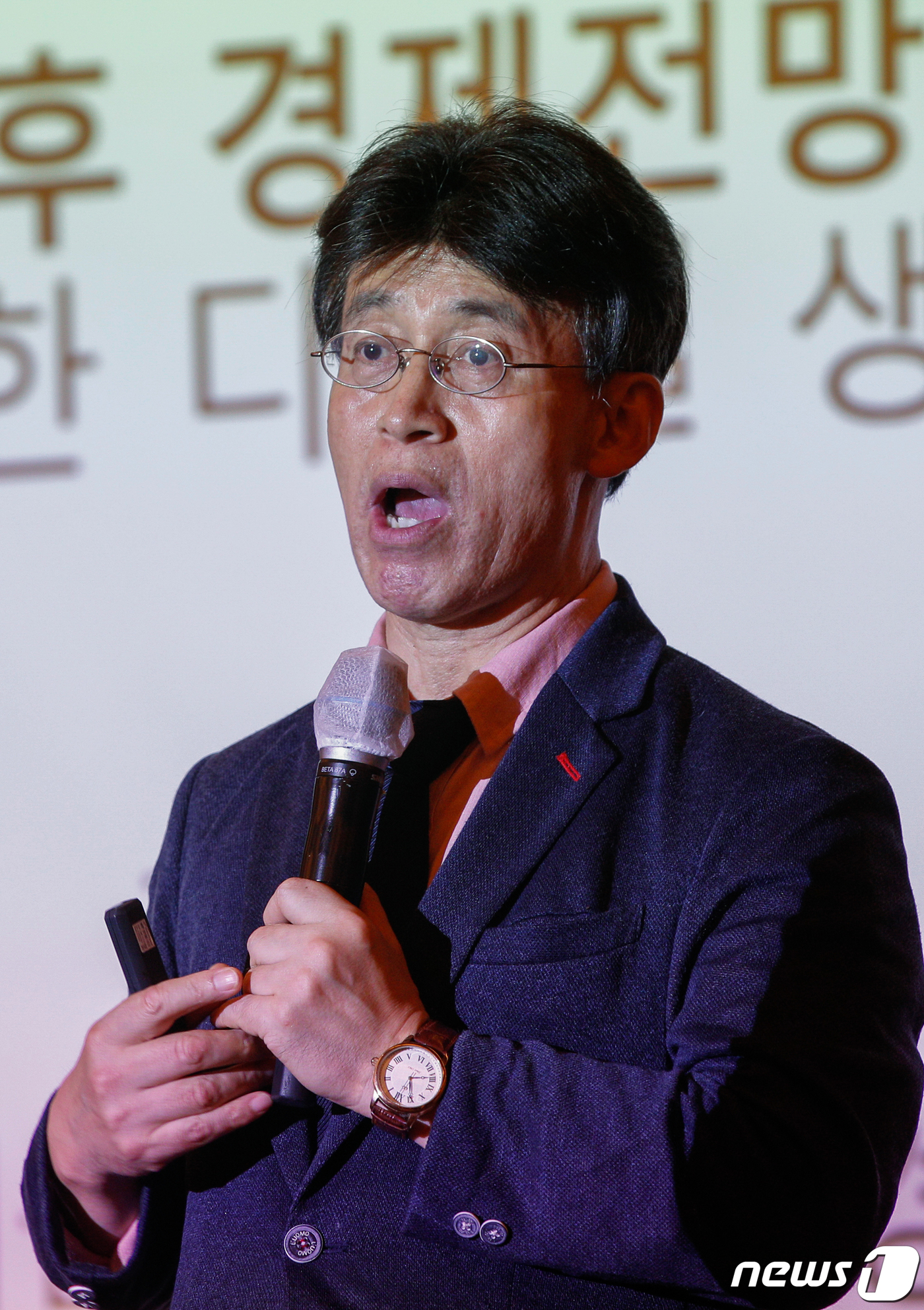 (서울=뉴스1) 안은나 기자 = 최배근 건국대학교 경제학과 교수가 26일 오전 서울 중구 웨스틴조선호텔에서 열린 한국경영자총협회 제251회 경총포럼에서 '코로나 이후 경제전망과 경 …