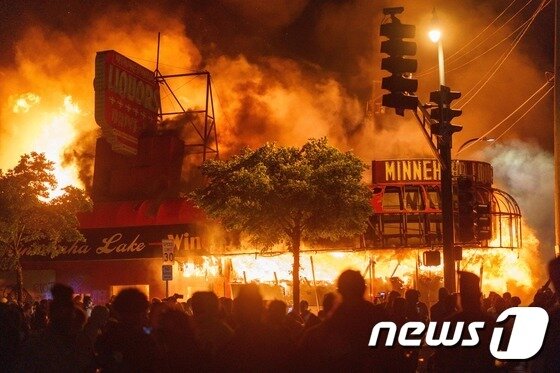 본문 이미지 - 불타고 있는 미니애폴리스 제3지구대ⓒ AFP=뉴스1
