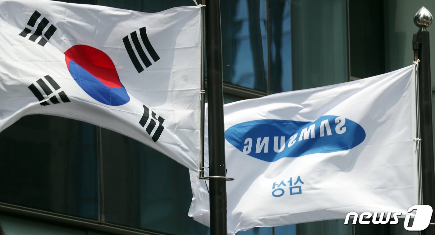 본문 이미지 - 26일 서울 서초구 삼성전전자 사옥 깃발이 휘날리고 있다. 이날 삼성물산-제일모직 불공정 합병 및 경영권 부정승계 의혹에 연루된 이재용 삼성전자 부회장의 기소 여부를 외부 전문가들이 심의하는 대검찰청 검찰수사심의위원회가 열리고 있다. 2020.6.26/뉴스1 ⓒ News1 김명섭 기자