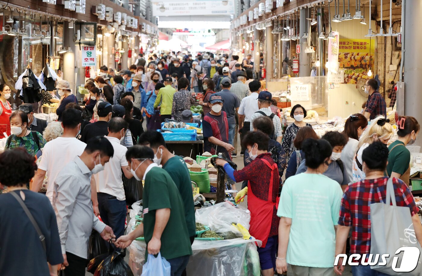 본문 이미지 - 서울 동대문구 청량리 종합시장이 장을 보러 나온 시민들로 북적이고 있다. 6.26 ⓒ News1 민경석 기자