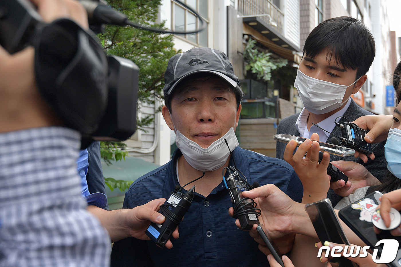 (서울=뉴스1) 이재명 기자 = 자유북한운동연합 박상학 대표가 26일 경찰의 압수수색이 진행되고 있는 서울 송파구 사무실로 향하고 있다. 2020.6.26/뉴스1