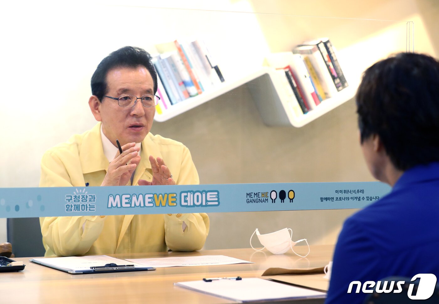 본문 이미지 - 정순균 강남구청장이 서울 강남구청에서 열린 '미미위데이트’에 참여해 구민과 1:1로 구정 발전방향을 논의하고 있다. <사진=강남구청 제공> 2020.6.26/뉴스1 ⓒ News1 민경석 기자