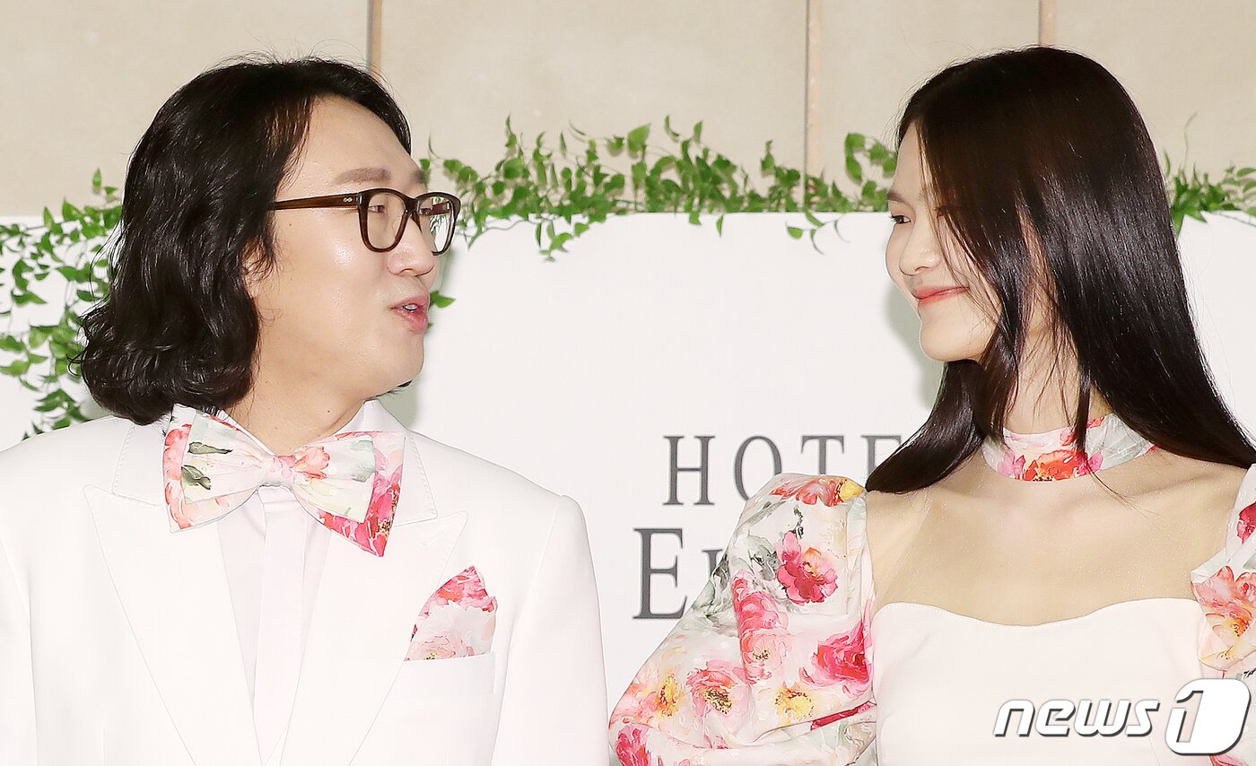 본문 이미지 - 개그맨 김경진과 모델 전수민(오른쪽)이 27일 오후 서울 강남구 논현로 엘리에나호텔에서 열린 결혼식에 앞서 기자회견을 하고 있다. 2020.6.27/뉴스1 ⓒ News1 김진환 기자