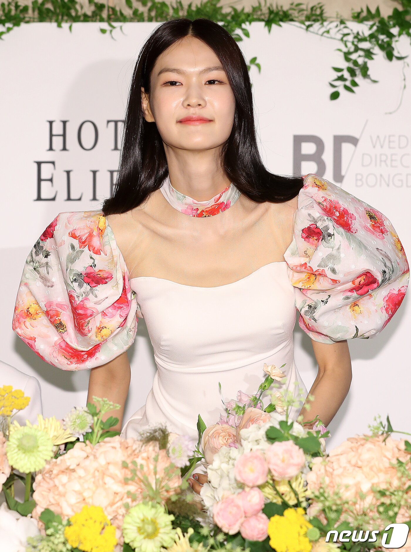 본문 이미지 - 모델 전수민이 27일 오후 서울 강남구 논현로 엘리에나호텔에서 열린 개그맨 김경진과의 결혼식에 앞서 기자회견에 참석하고 있다. 2020.6.27/뉴스1 ⓒ News1 김진환 기자