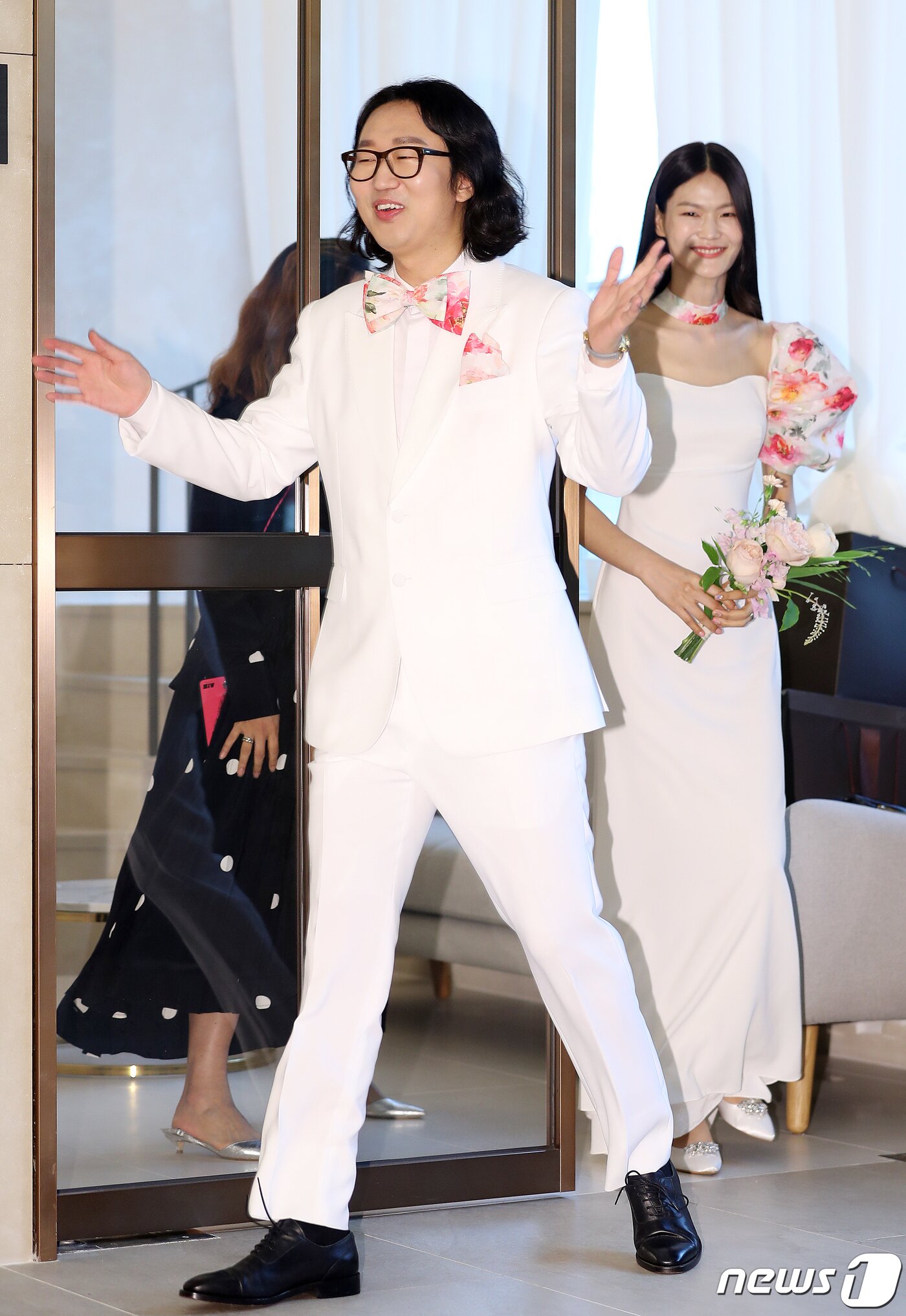 본문 이미지 - 개그맨 김경진과 모델 전수민(뒤)이 27일 오후 서울 강남구 논현로 엘리에나호텔에서 열린 결혼식에 앞서 기자회견을 참석하기 위해 입장하고 있다. 2020.6.27/뉴스1 ⓒ News1 김진환 기자