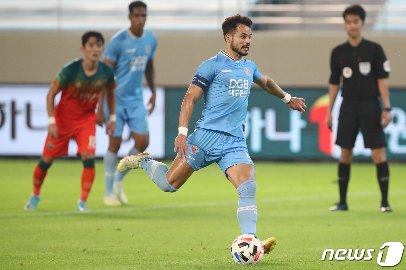 (대구=뉴스1) 공정식 기자 = 27일 오후 대구 북구 DGB대구은행파크에서 열린 프로축구 '하나원큐 K리그1 2020' 대구FC와 강원FC의 경기, 후반전 대구FC 세징야가 페널 …