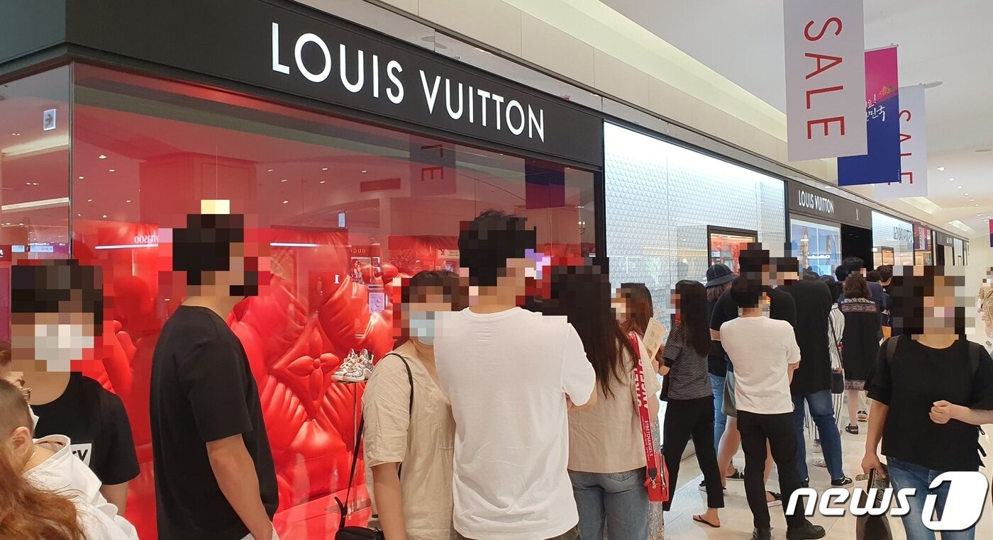 본문 이미지 - 롯데백화점 인천터미널점 루이비통 매장 앞에 소비자들이 줄지어 서 있다.ⓒ 뉴스1 최동현 기자