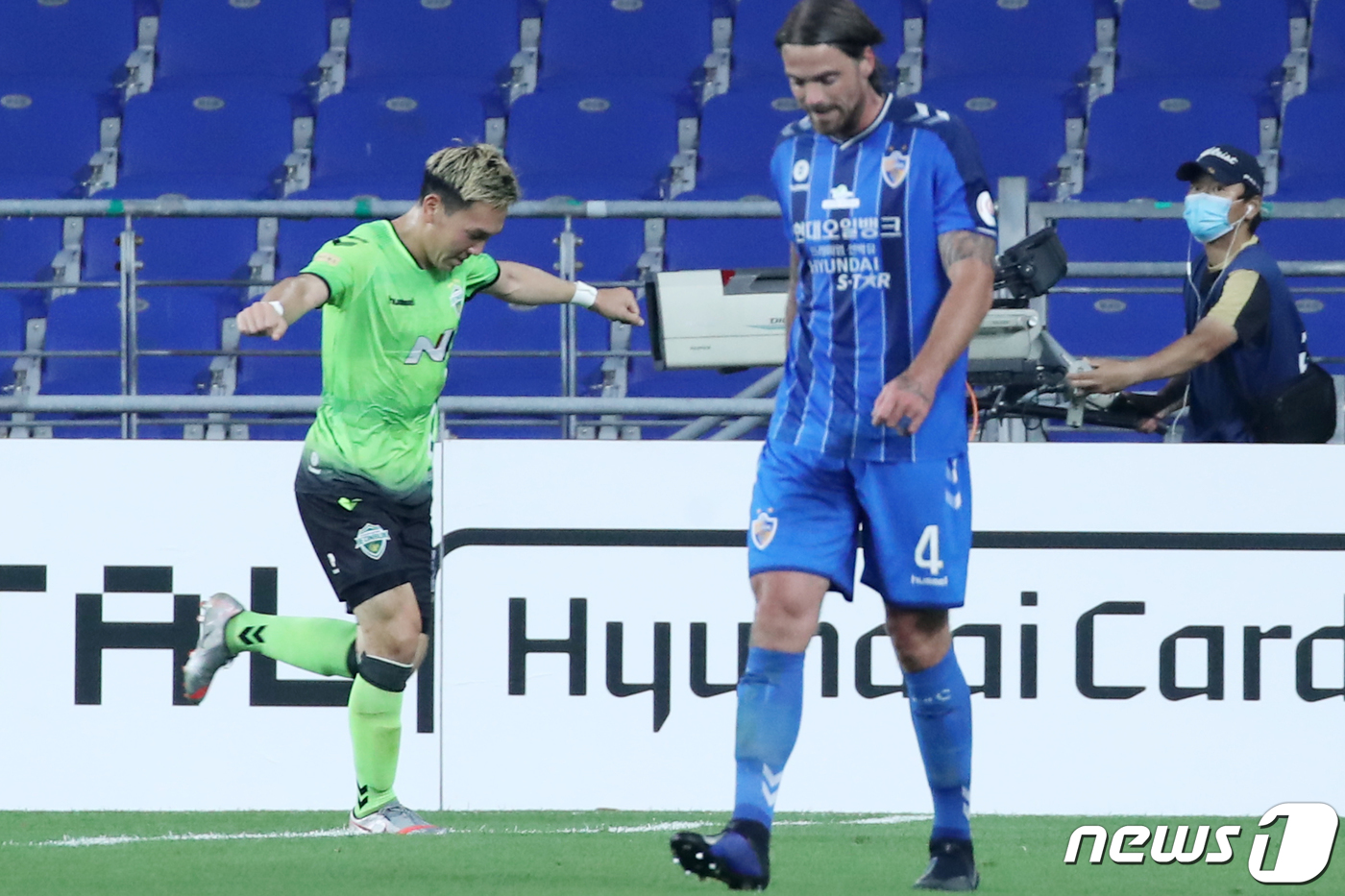 (울산=뉴스1) 윤일지 기자 = 28일 울산 문수경기장에서 열린 '하나원큐 K리그1 2020' 울산현대와 전북현대의 경기에서 전북 쿠니모토가 추가골을 넣고 세레모니를 하고 있다. …