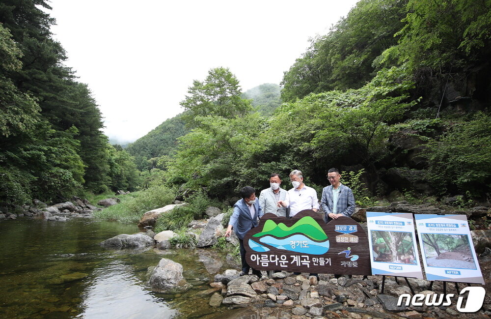 본문 이미지 - 깨끗해진 연인산 용추계곡을 찾은 이재명 경기도지사.(경기도 제공)ⓒ 뉴스1