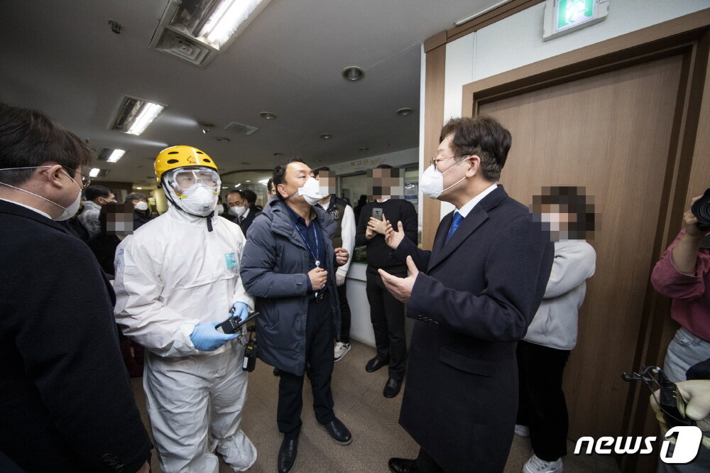 본문 이미지 - 이재명 경기도지사가 지난 2월26일 과천 신천지예수교회 총회본부에서 역학조사를 지휘하고 있다.(경기도 제공)ⓒ 뉴스1