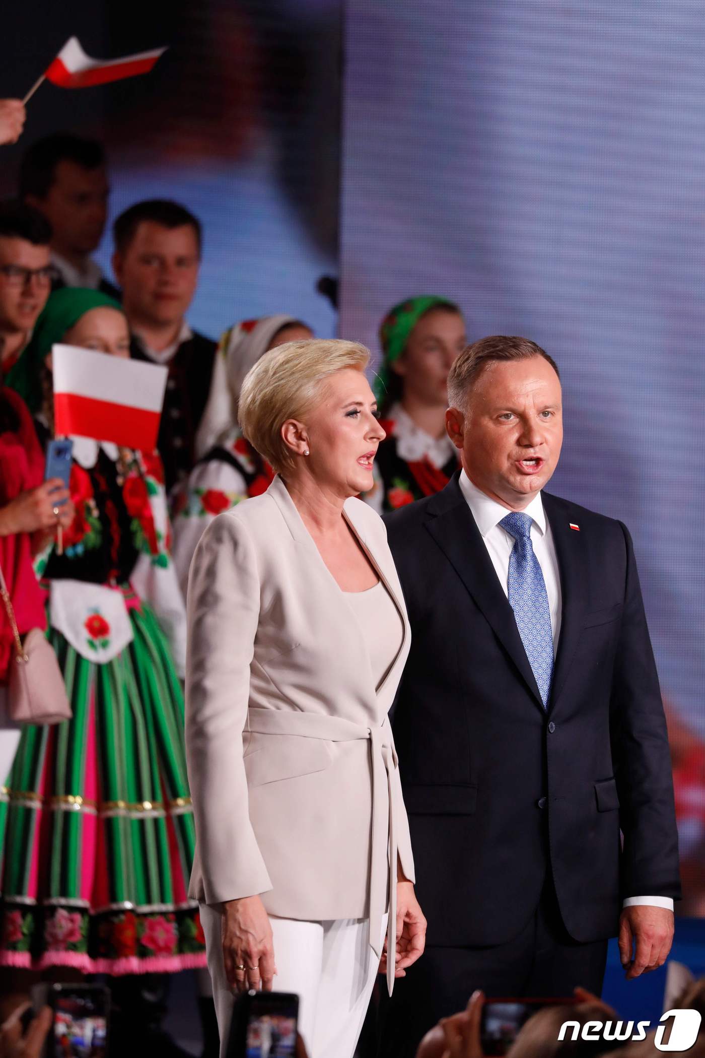 (워비치 AFP=뉴스1) 우동명 기자 = 안제이 두다 폴란드 대통령이 28일 (현지시간) 출구조사서 1위를 차지한 뒤 워비치에서 부인 아가타 여사와 함께 지지자들에게 연설을 하고 …