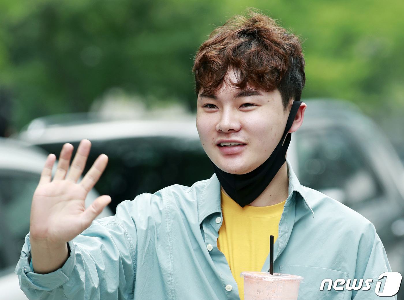 (서울=뉴스1) 권현진 기자 = '장구의 신' 박서진이 29일 오전 KBS 2TV '불후의 명곡' 녹화를 위해 서울 영등포구 여의도 KBS 신관에 들어서고 있다. 2020.6.29 …