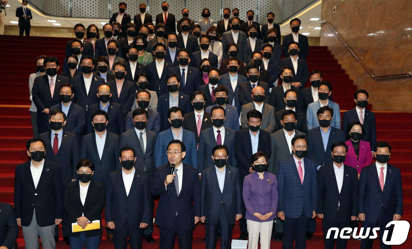 본문 이미지 - 주호영 미래통합당 원내대표가 29일 오후 서울 여의도 국회에서 긴급의원총회를 마친 뒤 더불어민주당의 단독 원구성에 대한 비판 발언을 하고 있다. 2020.6.29/뉴스1 ⓒ News1 이동해 기자