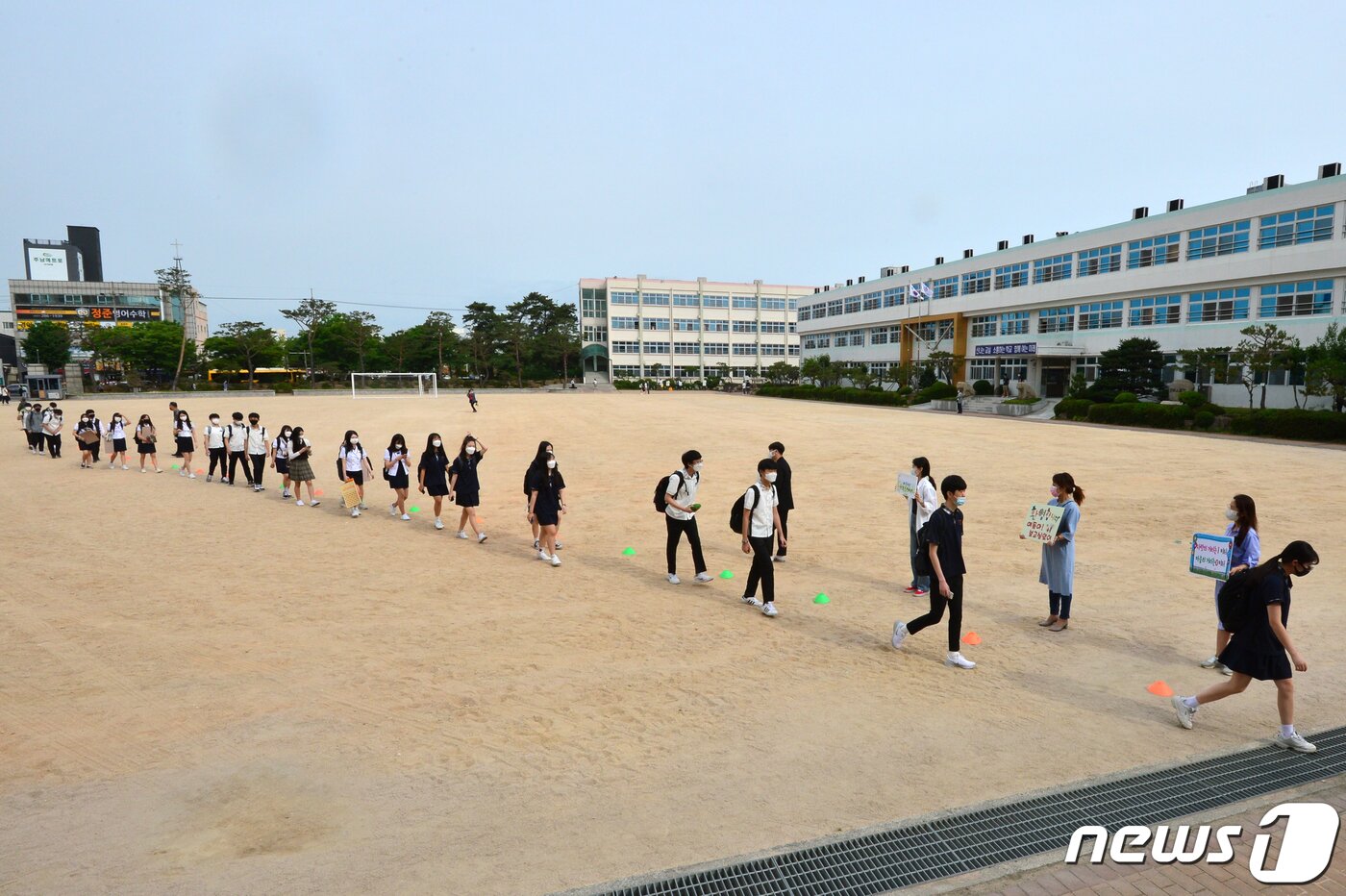 본문 이미지 - 3차 등교 수업이 실시된 3일 오전 경북 포항시 남구 영일고등학교 신입생과 재학생들이 선생님들의 환영 속에 교실로 들어가고 있다. 이날 영일고는 첫 등교하는 신입생들에게 풍선 아치를 만들어 환영했다. 2020.6.3/뉴스1 ⓒ News1 최창호 기자