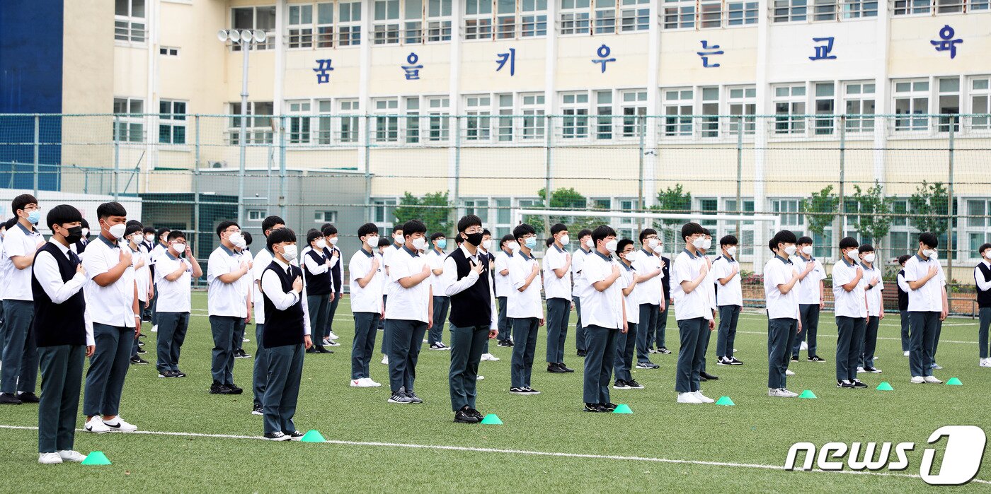 본문 이미지 - 3단계 등교개학일인 3일 오전 제주시 화북1동 오현고등학교에서 제71회 신입생 환영식이 열리고 있다. 제주시 동(洞)지역 평준화 일반고인 오현고의 경우 과대학교로 분류돼 제주도교육청의 '전체 학생 수 3분의 2 등교' 방침에 따라 고3은 매일 등교하되 고1·고2는 이날부터 일주일 단위로 순환 등교한다.2020.6.3 /뉴스1 ⓒ News1 오미란 기자