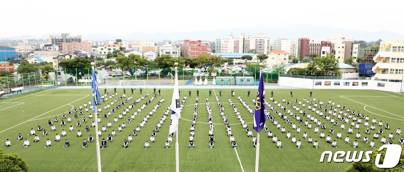 본문 이미지 - 3단계 등교개학일인 3일 오전 제주시 화북1동 오현고등학교에서 제71회 신입생 환영식이 열리고 있다. 제주시 동(洞)지역 평준화 일반고인 오현고의 경우 과대학교로 분류돼 제주도교육청의 '전체 학생 수 3분의 2 등교' 방침에 따라 고3은 매일 등교하되 고1·고2는 이날부터 일주일 단위로 순환 등교한다.2020.6.3 /뉴스1 ⓒ News1 오미란 기자