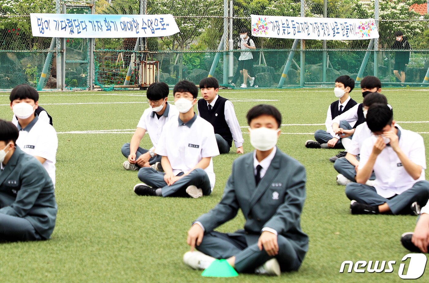 본문 이미지 - 3단계 등교개학일인 3일 오전 제주시 화북1동 오현고등학교에서 제71회 신입생 환영식이 열리고 있다. 제주시 동(洞)지역 평준화 일반고인 오현고의 경우 과대학교로 분류돼 제주도교육청의 '전체 학생 수 3분의 2 등교' 방침에 따라 고3은 매일 등교하되 고1·고2는 이날부터 일주일 단위로 순환 등교한다.2020.6.3 /뉴스1 ⓒ News1 오미란 기자