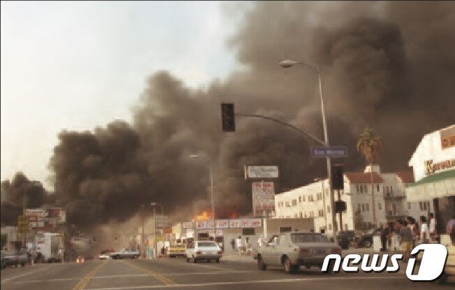 본문 이미지 - 1992년 4.29 폭동 당시 한인타운 <LA총영사관 제공> ⓒ 뉴스1