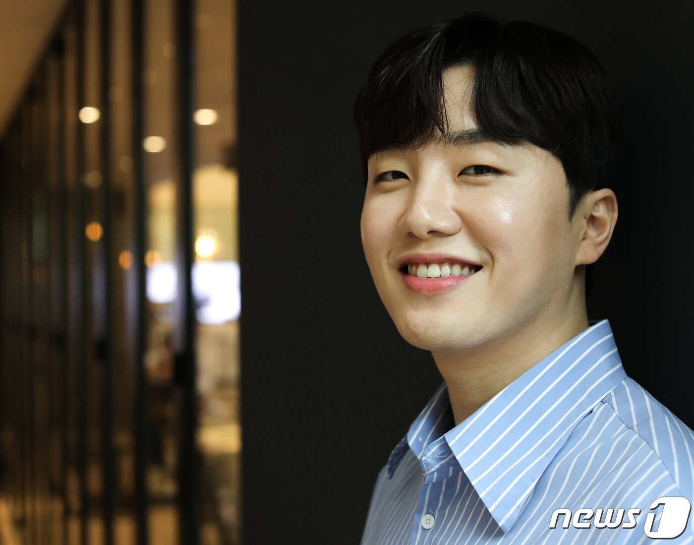 본문 이미지 - 가수 닐로가 2일 뉴스1과 인터뷰에서 앞서 포즈를 취하고 있다. 2020.6.2/뉴스1 ⓒ News1 김진환 기자