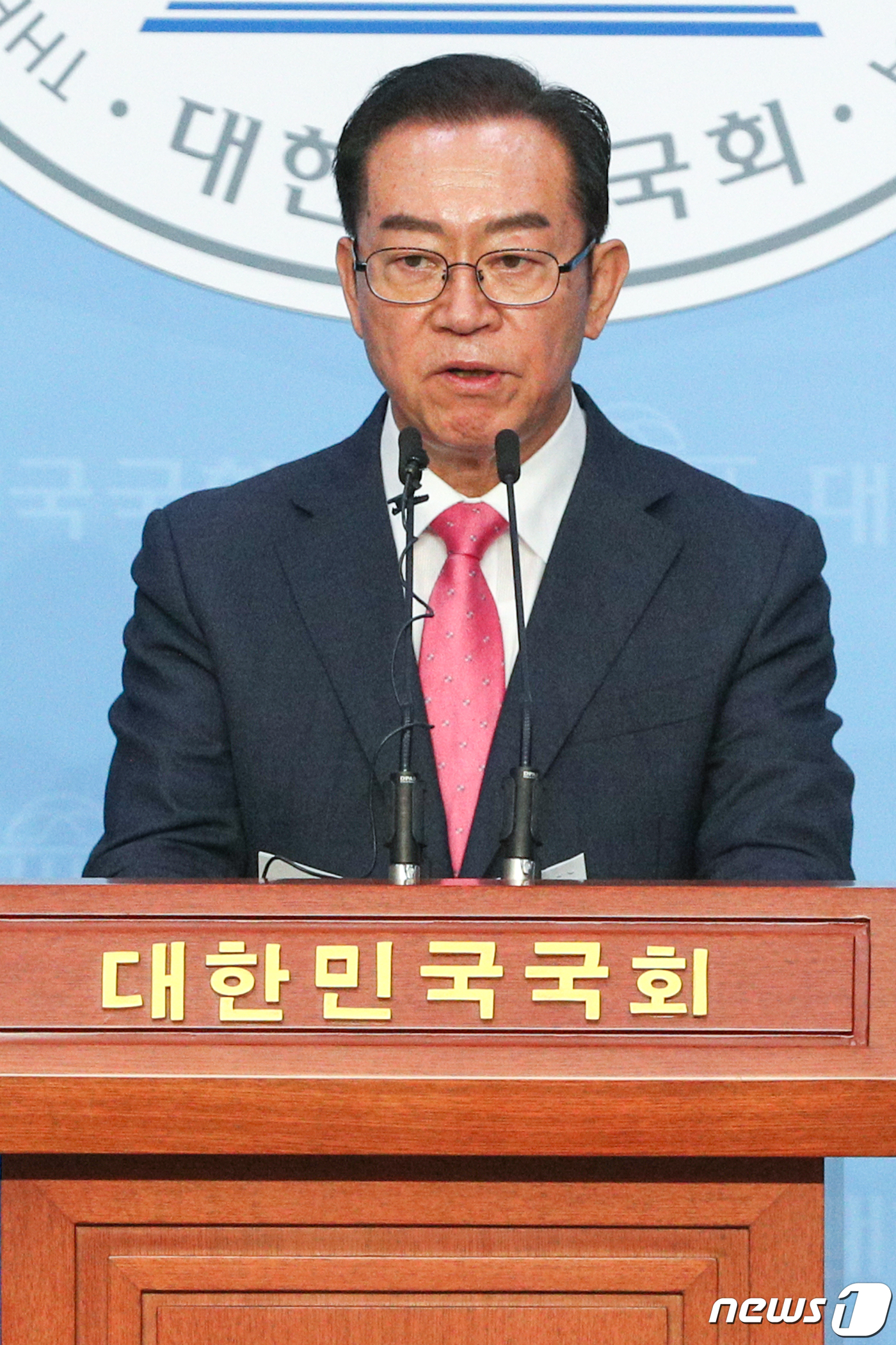 (서울=뉴스1) 성동훈 기자 = 이종배 미래통합당 정책위의장이 30일 오전 서울 여의도 국회 소통관에서 3차 추가경정예산 관련 기자회견을 하고 있다.이 정책위의장은 추경안에 대해 …