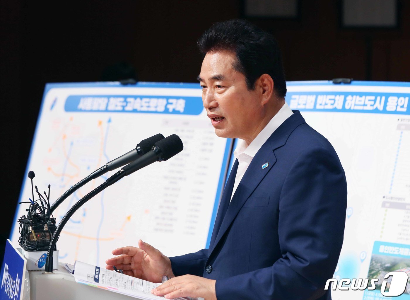 본문 이미지 - 백군기 용인시장이 2주년 기념 브리핑에서 지난 2년간의 성과와 도시자연공원 700만㎡에 시민녹색쉼터를 조성하는 등의 향후 2년간의 계획을 밝히고 있다.(용인시 제공)ⓒ News1