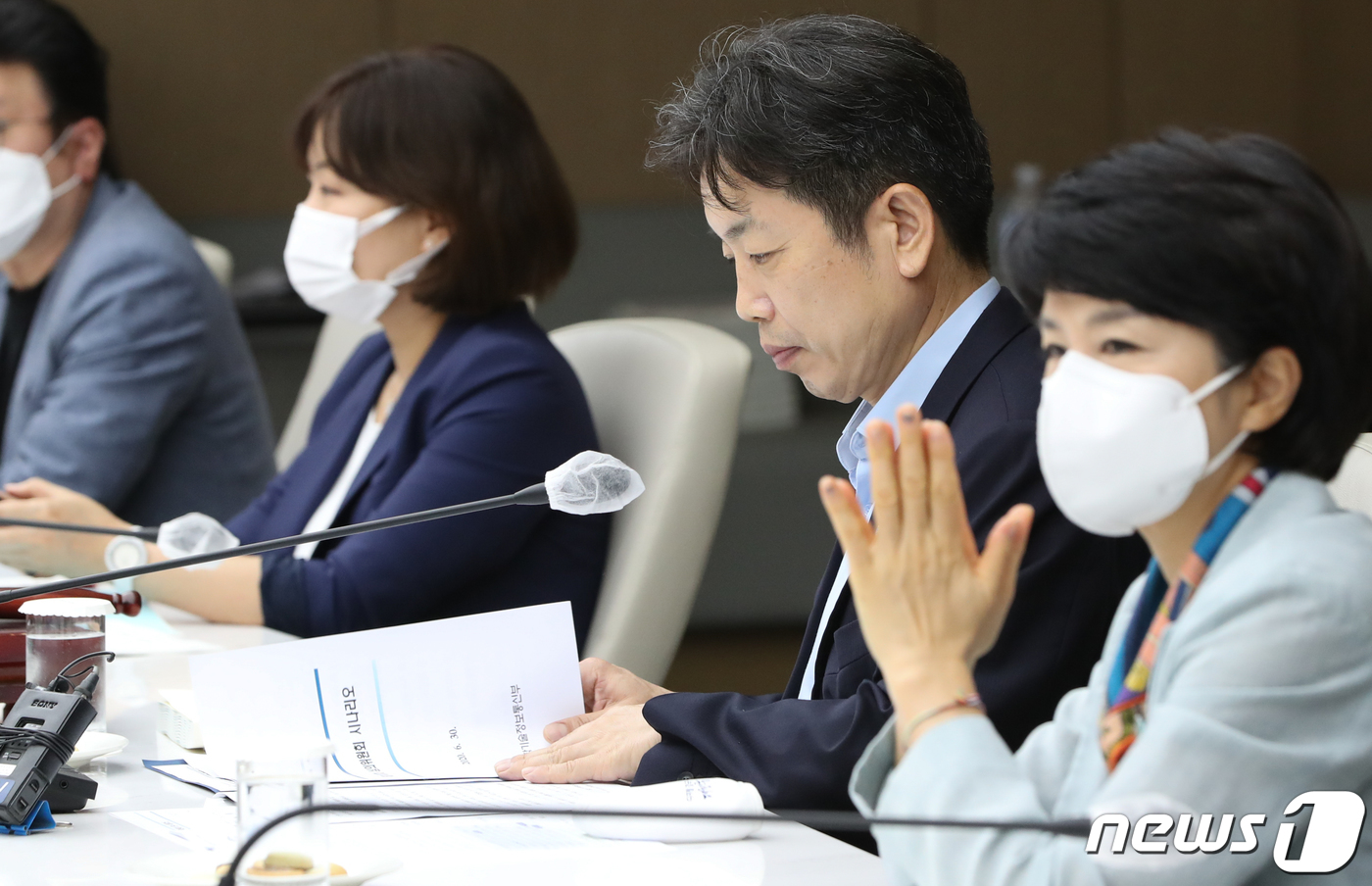 (서울=뉴스1) 허경 기자 = 장석영 과학기술정보통신부 제2차관이 30일 서울 중구 대한상공회의소에서 열린 제10차 신기술·서비스 심의위원회에서 자료를 보고 있다. 2020.6.3 …