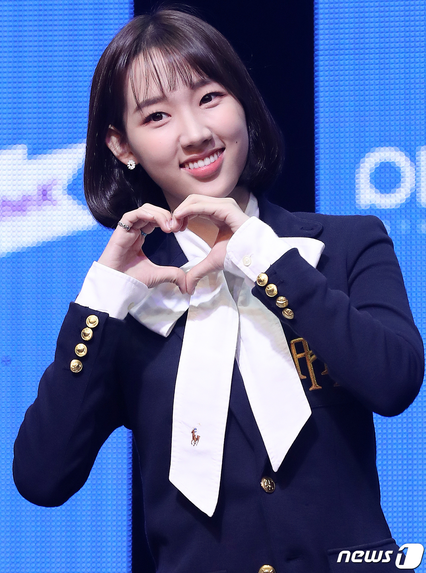 (서울=뉴스1) 김진환 기자 = 걸그룹 위클리의 신지윤이 30일 오후 서울 마포구 합정동 신한카드 판스퀘어에서 열린 데뷔 앨범 ‘We Are’ 발매 기념 쇼케이스에서 포즈를 취하고 …