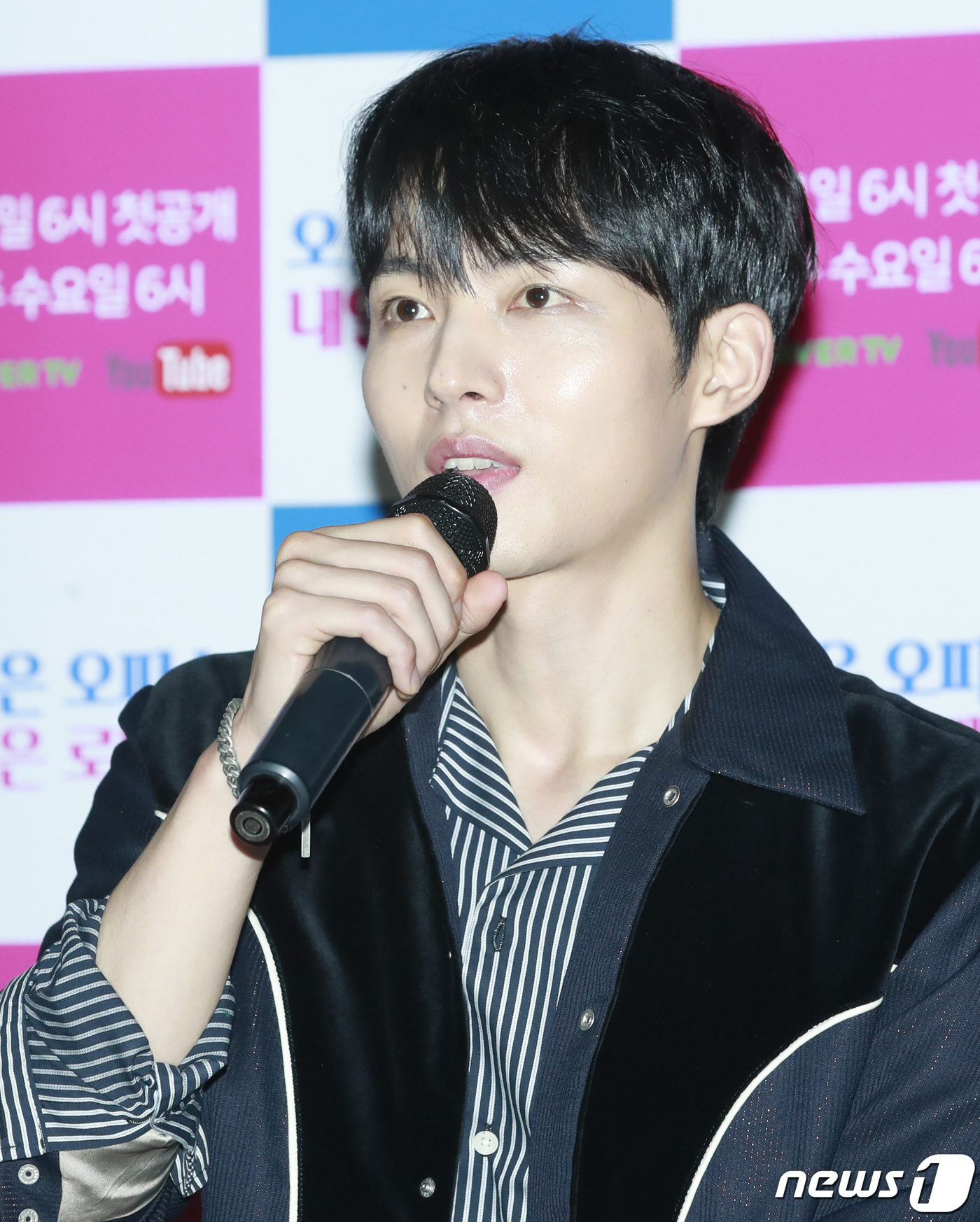 (서울=뉴스1) 권현진 기자 = 배우 박성우가 30일 오후 서울 강서구 롯데시네마 김포공항점에서 열린 웹드라마 '오늘은 오피스 내일은 로맨스' 기자간담회에 참석해 인사말을 하고 있 …