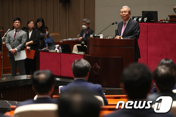 제2차 의원총회 참석해 발언하는 김종인 비대위원장