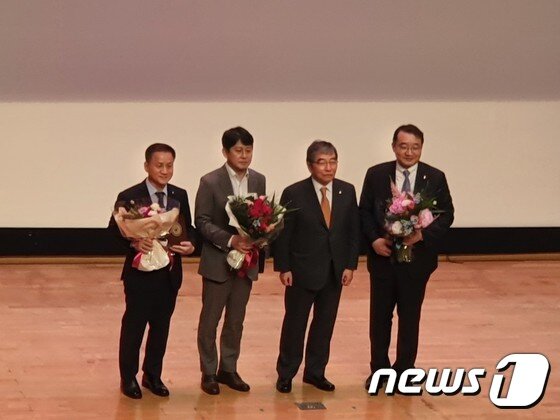본문 이미지 - 금융감독원의 권인원 부원장(왼쪽부터), 유광열 수석부원장, 윤석헌 금감원장, 원승연 부원장이 4일 오후 서울 여의도 금감원 본원 2층 대강당에서 열린 부원장 퇴임식에 참석하고 있다2020.06.04. /ⓒ 뉴스1 박응진 기자