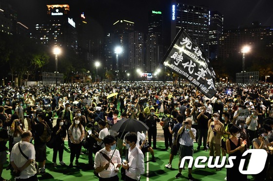 [사진] 텐안먼 희생자 추모 촛불 집회 참가한 홍콩 시민