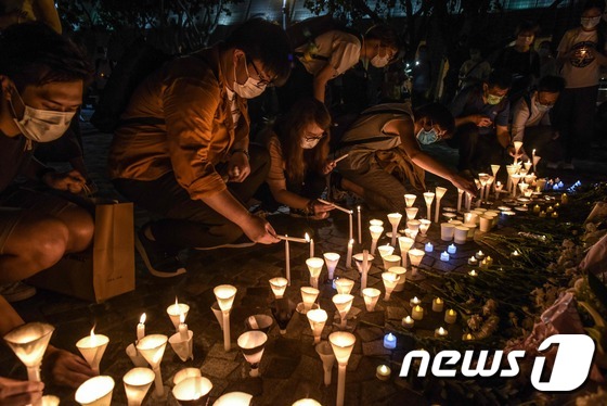 [사진] 텐안먼 희생자 추모 촛불 켜는 홍콩 시민들
