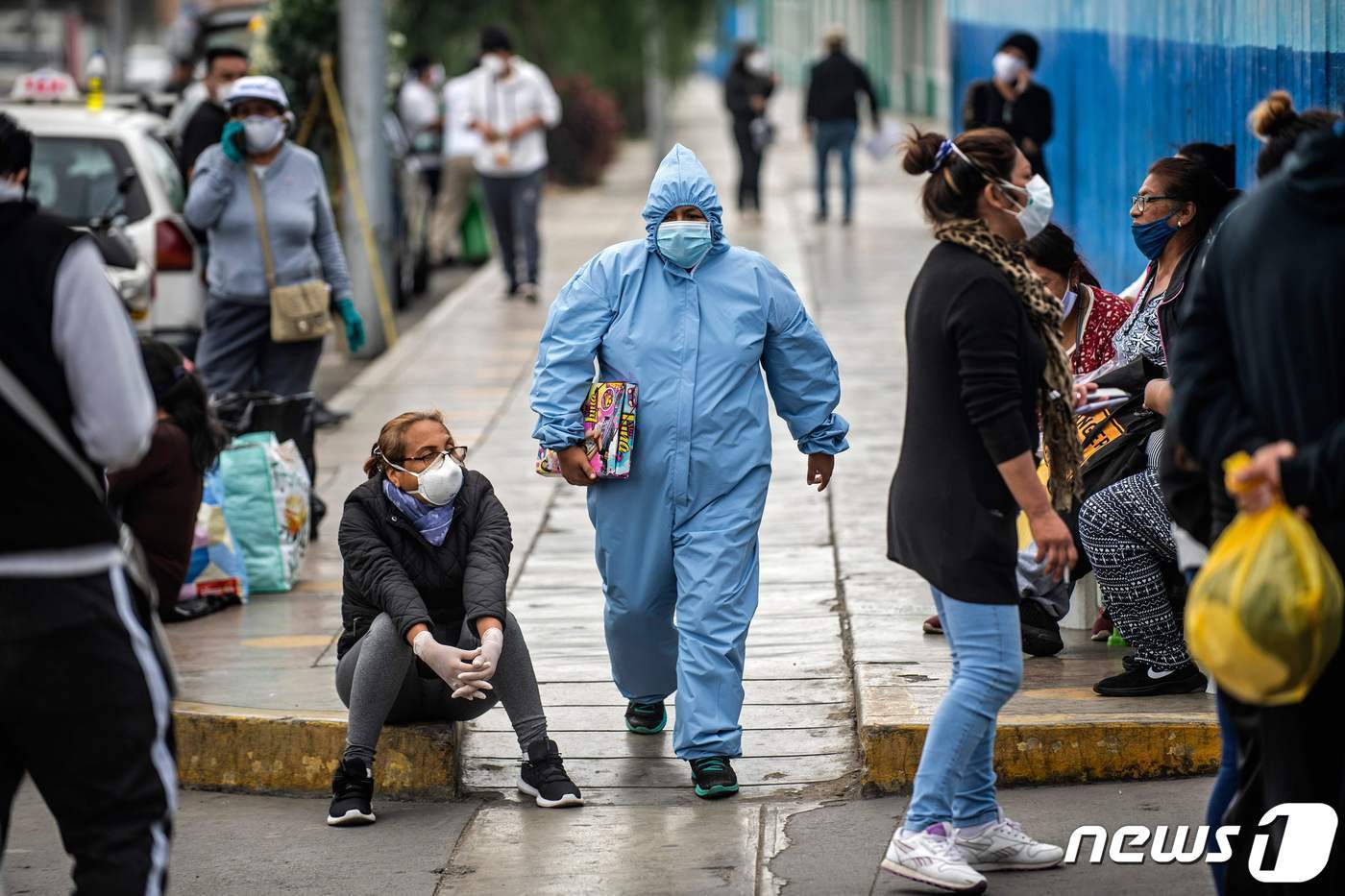 본문 이미지 - 페루의 한 시내 거리. 행인들이 모두 마스크를 쓰고 있다. ⓒ AFP=뉴스1