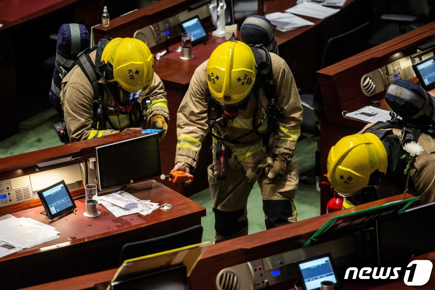 (홍콩 AFP=뉴스1) 우동명 기자 = 4일 (현지시간) 홍콩 입법회의 범민주 진영 의원들이 중국 국가 모독 금지법 표결을 둘러싼 토론 중 오쿨을 투척한 뒤 소방대둰들이 검사를 하 …