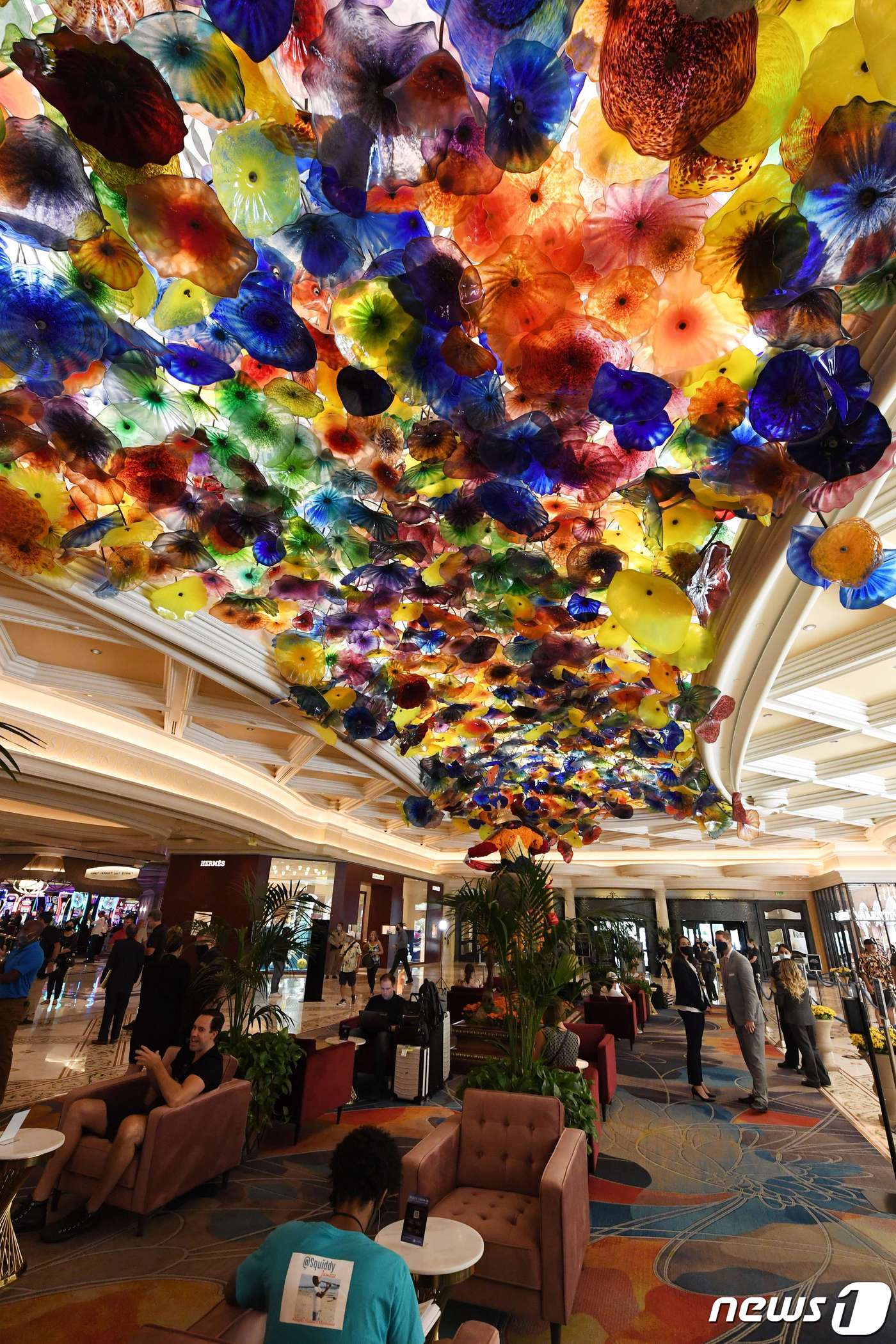 사진] 북적이는 재개장 라스베이거스의 카지노 - 뉴스1